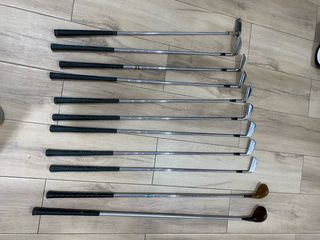 Lote palos de golf con carretilla.