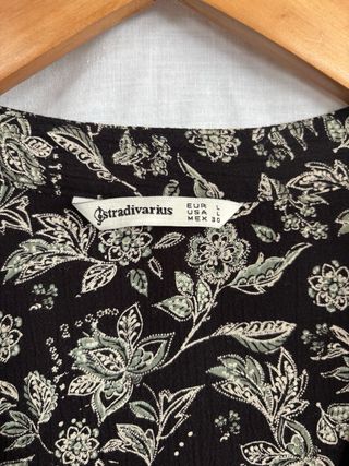 Blusa Stradivarius floral manga larga