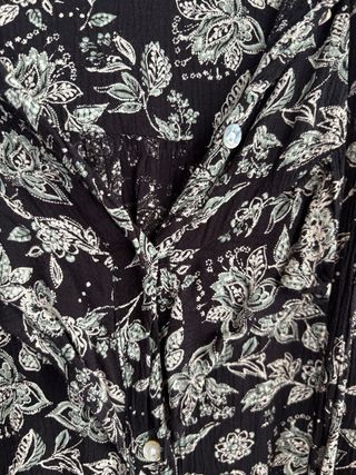 Blusa Stradivarius floral manga larga