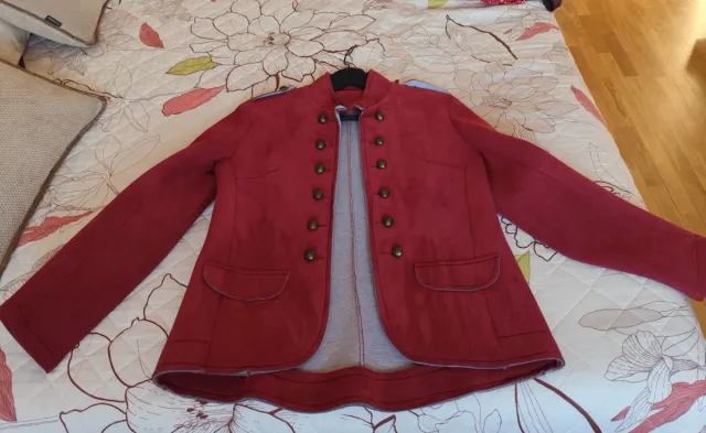 Chaqueta burdeos con botones