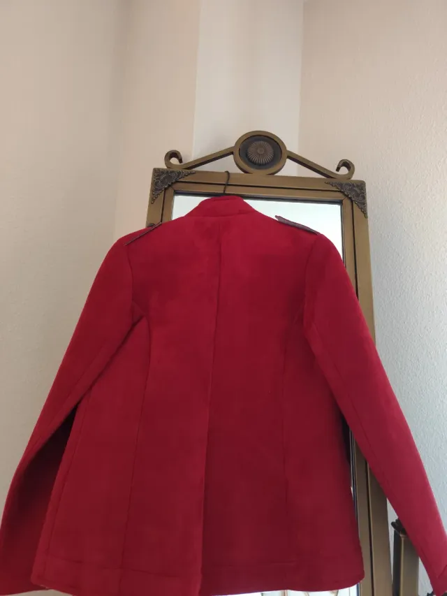 Chaqueta burdeos con botones