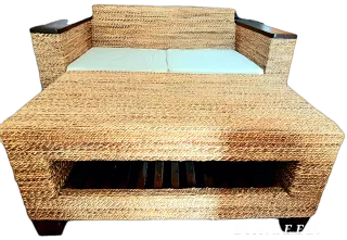 GRANDE DIVANO IN RATTAN E LEGNO.