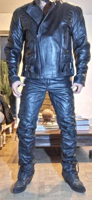 Cazadora de cuero motero negra