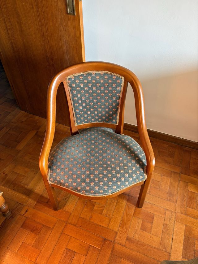 Sillón madera y tela estampado