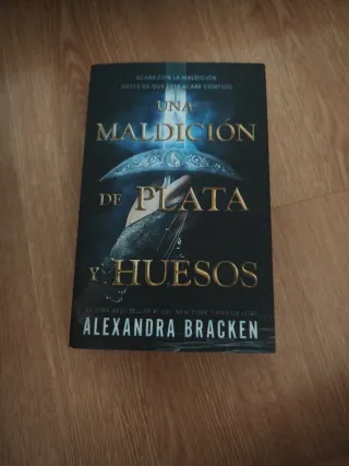 Una maldición de plata y huesos (Silver in the ...