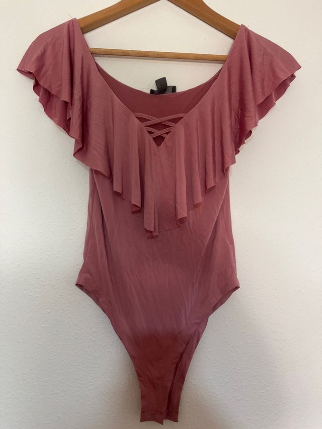 Bodi rosa con volantes y lazada