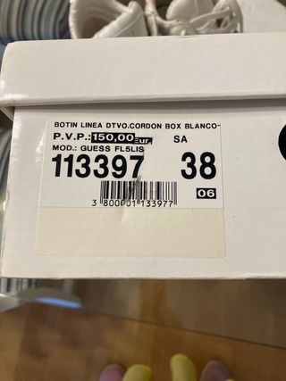 Botín Guess Blanco y Dorado