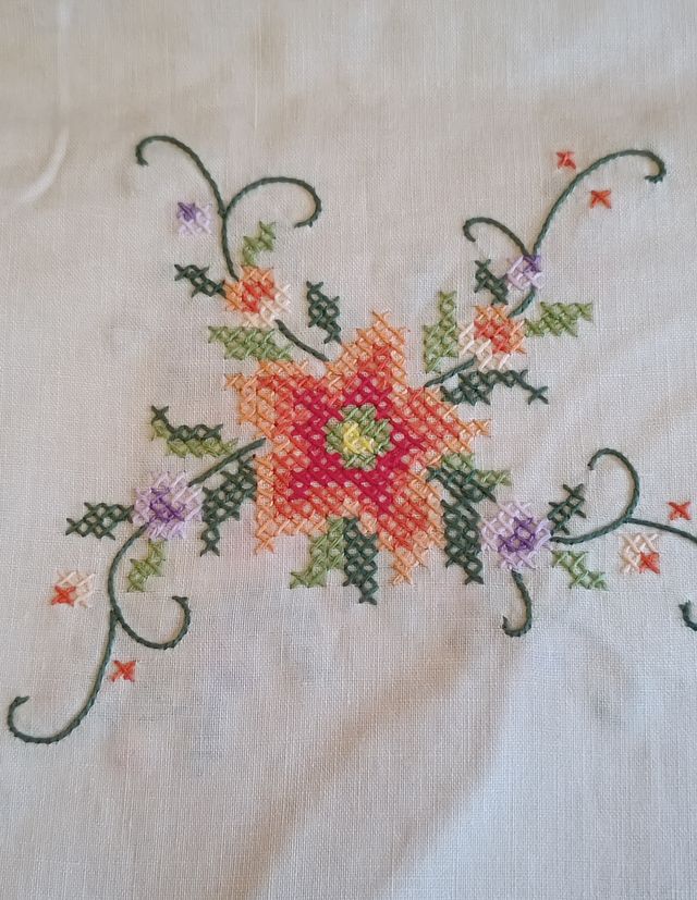 Mantelería antigua de hilo bordada flores