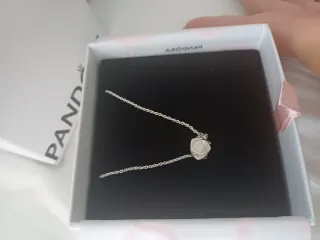 Colgante Rosa Pandora Blanco y Plata