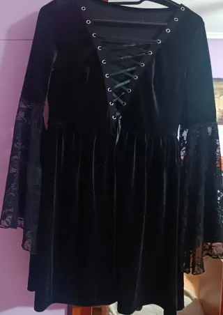 Vestido gótico negro encaje campana