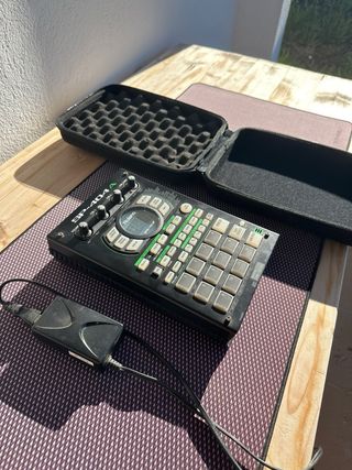 Roland SP-404A con funda Magma