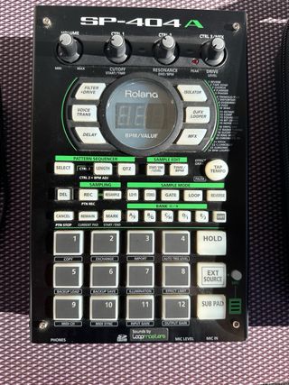 Roland SP-404A con funda Magma