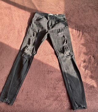 Pantalón pitillo gris desgarrado