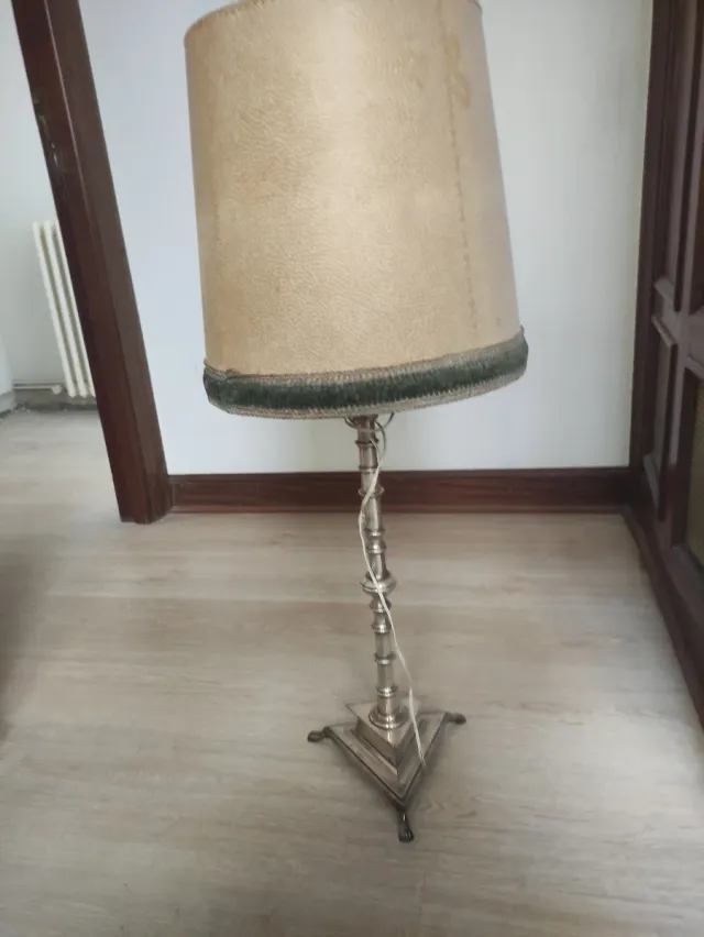 Lámpara de pie metal y tela beige