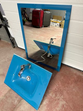Lavabo y Espejo Azul