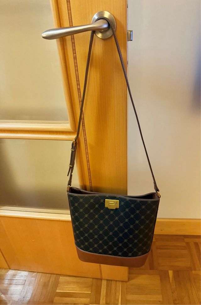 Bolso shopper con detalle metálico