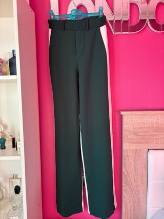 Pantalón verde con banda blanca