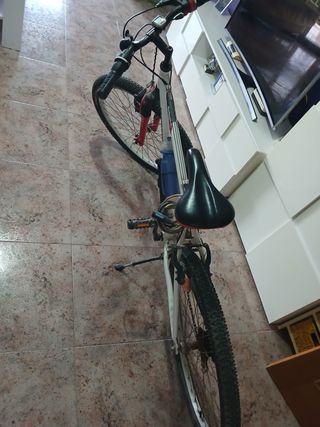 Bicicleta Decathlon Blanca y Roja