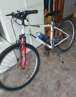 Bicicleta Decathlon Blanca y Roja