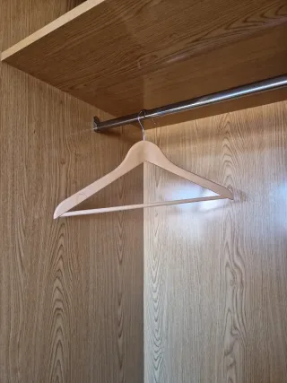 9 perchas de madera para armario