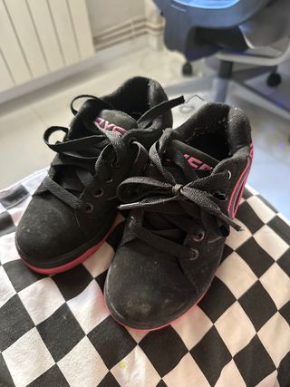 Zapatillas Heelys con ruedas negras y rosas