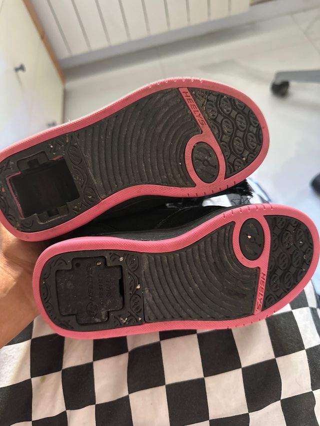 Zapatillas Heelys con ruedas negras y rosas