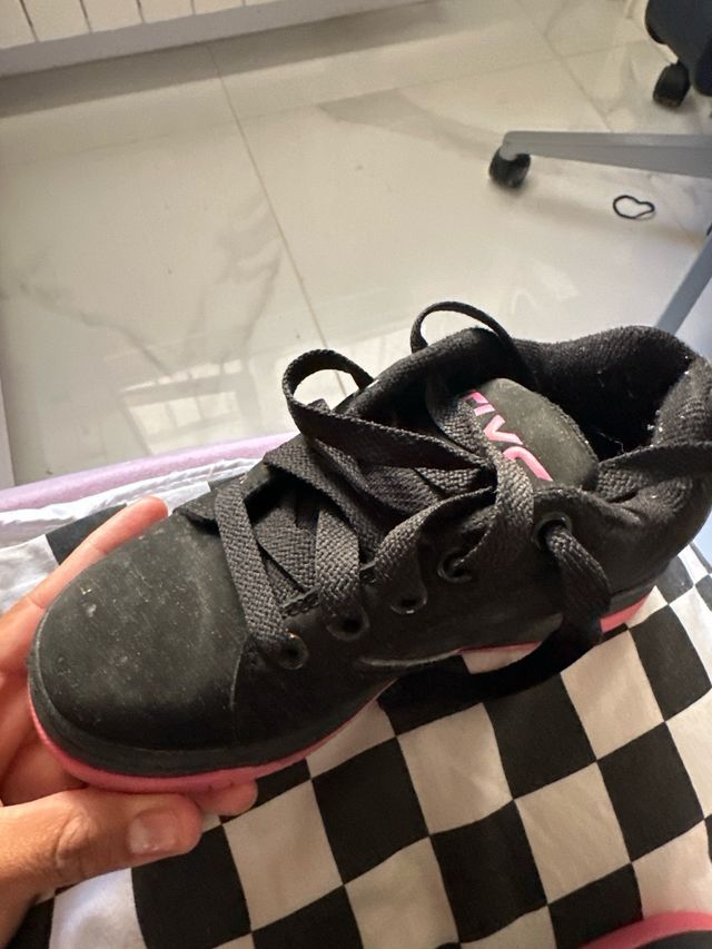 Zapatillas Heelys con ruedas negras y rosas
