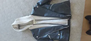 Cazadora cuero niña Zara negra y gris.134 cm. 9 añ