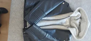 Cazadora cuero niña Zara negra y gris.134 cm. 9 añ