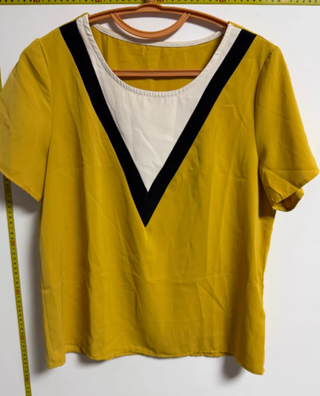 Blusa gasa amarilla con V negra