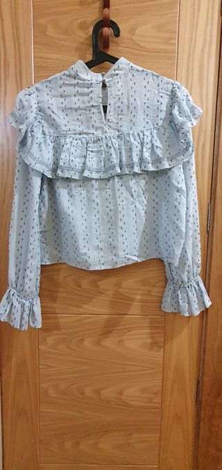 Blusa Zara azul con volantes talla S