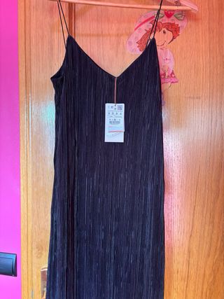 Vestido negro tirantes plisado midi