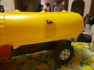 Camion cisterna giallo vintage