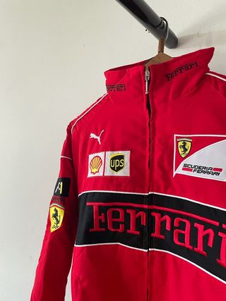 Cazadora Ferrari F1 Retro Motorsport Negra Roja