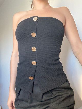 Top negro Shein con botones dorados