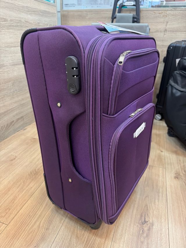 Maleta de viaje morada con candado