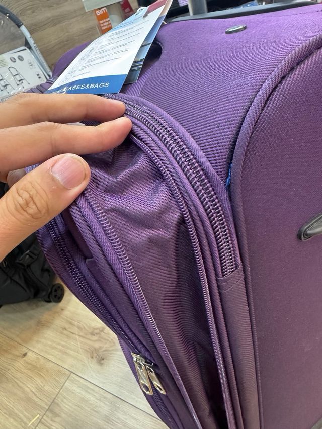 Maleta de viaje morada con candado