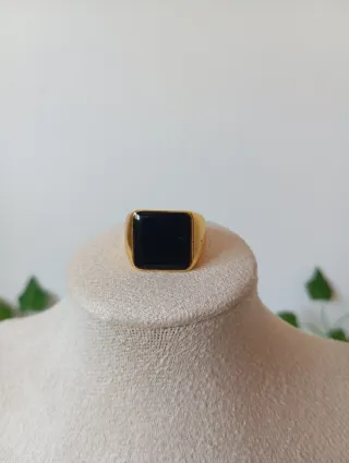 Anillo Hombre Dorado con Piedra Negra