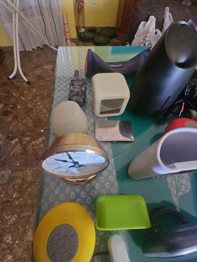 Lote TomTom, tensiómetro, y otro dispositivos.