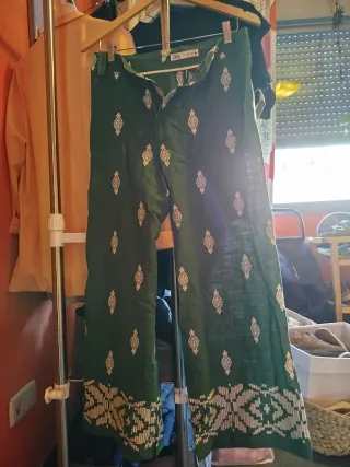 Pantalón Zara verde estampado talla S