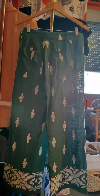 Pantalón Zara verde estampado talla S