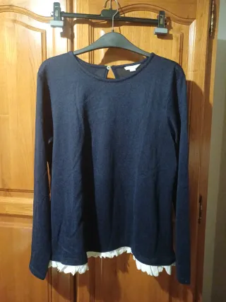 Camiseta de punto azul con volantes