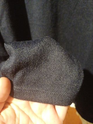 Camiseta de punto azul con volantes