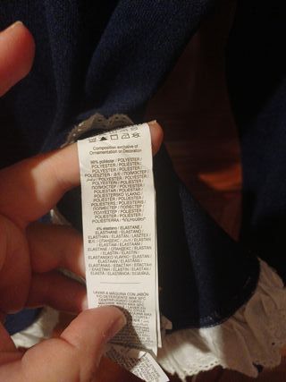 Camiseta de punto azul con volantes