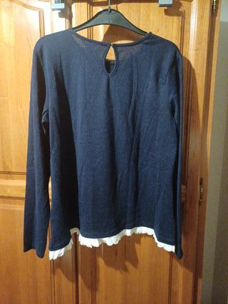 Camiseta de punto azul con volantes