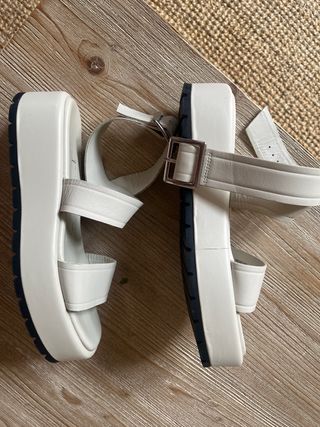 Sandalias Zara Plataforma Talla 38.
Usadas una vez