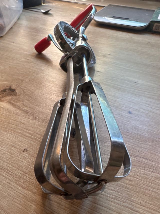 Batidora de mano vintage roja