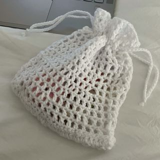 2 Bolsa de crochet blanca con cordón