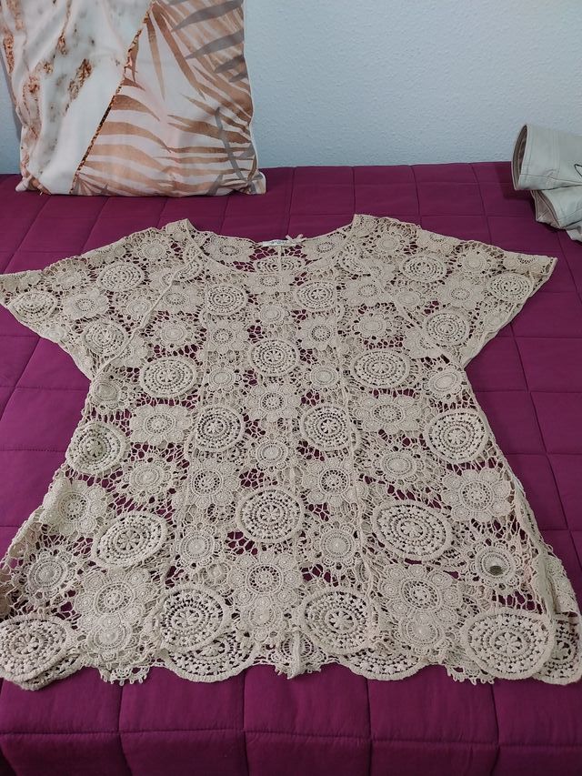 Blusa de encaje Amichi beige talla M