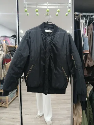 Bomber negra con cremalleras doradas